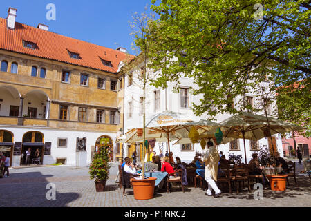 Prague, République tchèque : les touristes s'asseoir à un café en plein air dans le quartier Stare Mesto de Prague. Banque D'Images