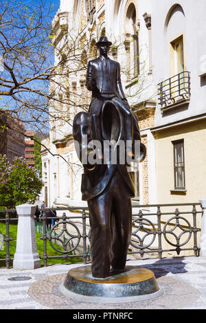La Bohême, Prague, République tchèque : Franz Kafka statue par artiste Jaroslav Róna sur Vězeňská street dans le quartier juif de Josefov. Banque D'Images