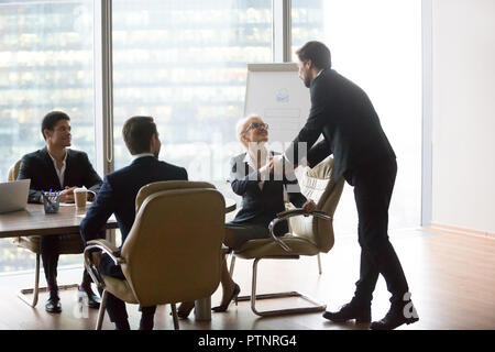 Homme Femme d'authentification de l'intervenant avant la présentation à la GIV Banque D'Images