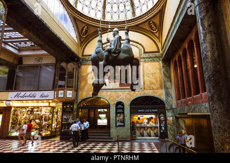 Upside-Down statue du roi Wenceslas équitation un cheval mort par le sculpteur tchèque David Černý au passage Lucerna centre commercial de Prague République Tchèque Banque D'Images