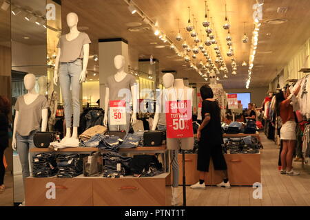 Boutique de vêtements avec des ventes saisonnières à Via-la principale rue piétonne commerciale ,Verone,région de Vénétie, Italie Banque D'Images
