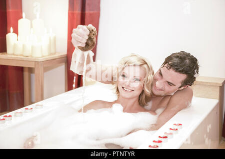 Badewanne Paar Schaumbad Spass Bad Badezimmer Badespass Vollbad Schaum Badeschaum Naturschwamm Kerzen Kerzenlicht Schwamm Gluecklich Verliebt Gemeinsa Photo Stock Alamy