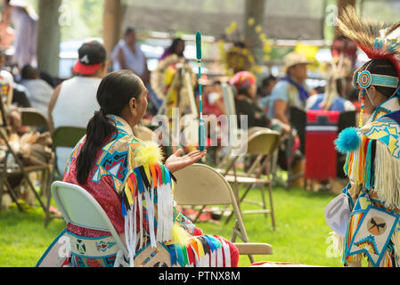 L'équilibrage de batteur un tambour bâton à l'Tamkaliks à Wallowa Pow Wow, de l'Oregon. Banque D'Images