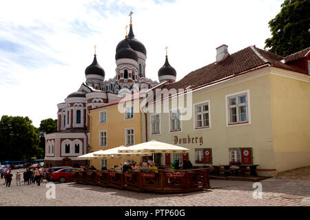 Les visiteurs prendre des rafraîchissements dans l'hôtel derrière la cathédrale Alexandre Nevski et le plus grandiose de Tallinn plus grande cathédrale orthodoxe coupole sur chaude journée d'été Banque D'Images