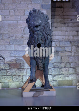 Perugia Ombrie Italie. Le lion sculpture en bronze, symbole de la ville de Pérouse placés à l'intérieur de Palazzo dei Priori. Banque D'Images