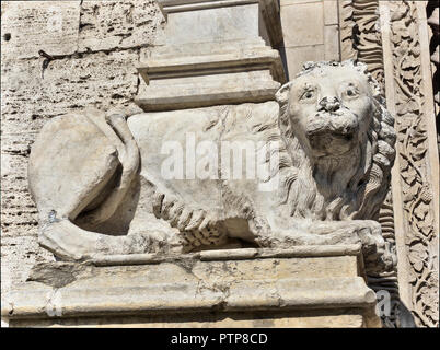 Perugia Ombrie Italie. Vue sur le portale majeur, l'entrée de Palazzo dei Priori sur Via Vannucci. Construit en 1346, plus de détails sur la sculpture du Banque D'Images