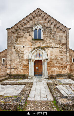 L'église dans le monastère orthodoxe Gradac en Serbie. Le monastère de Gradac est situé dans la région touristique de Golija, et près du centre touristique de Kopaonik. Banque D'Images