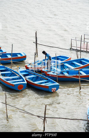 Bateaux de touristes garés à la Mangrove Banque D'Images