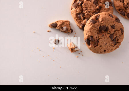 Le petit-déjeuner avec des biscuits ronds avec chocolat noir sur blanc table en cuisine. Vue d'en haut. Composition horizontale Banque D'Images