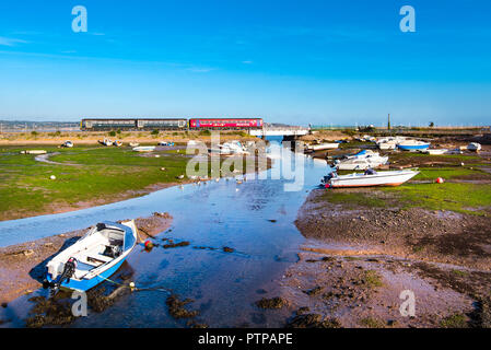 COCKWOOD, STARCROSS, Devon, UK - 03 OCT 2018 Première Classe 153 Great Western Super Sprinter (red) couplée à une classe 143 rame Pacer (vert) Banque D'Images