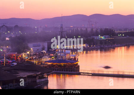 Wien, Donau, Copa Kagrana - Vienne, le Danube, la Copa Kagrana, Neue Donau (nouvelle branche du Danube) Banque D'Images