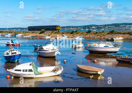 COCKWOOD, STARCROSS, Devon, UK - First Great Western class 150 Sprinter train 150249 passe le port de Cockwood sur l'Exe de l'estuaire. Banque D'Images