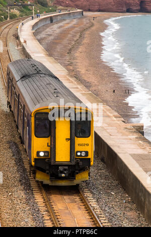 Exmouth, Devon, UK - 04 OCT 2018 : classe GWR 150 Sprinter train circulant vers le sud le long de la digue à Exmouth. Banque D'Images