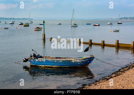 EXMOUTH, Devon, UK - 05OCT 2018 : ancien bateau à Shelly Beach, avec l'estuaire Exe derrière. Banque D'Images