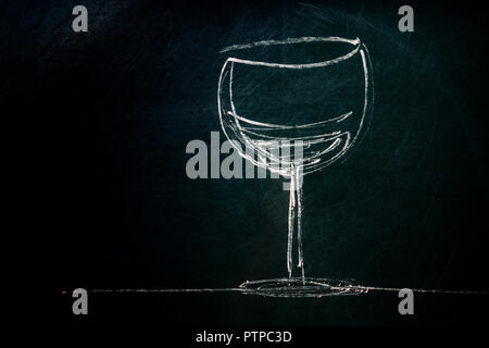 Une photo d'un dessin simple d'un verre de vin, fait avec de la craie sur un tableau noir, avec copyspace Banque D'Images