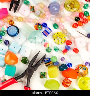 Une photo prise à la verticale de beaucoup de différentes perles les instruments pour la fabrication de bijoux Banque D'Images