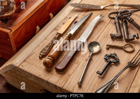 Une photo de nombreux objets vintage, marché aux puces plein de trucs sur un fond de bois Banque D'Images