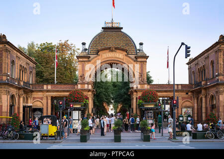 Copenhague. Le Danemark. Entrée principale du parc d'attractions des Jardins de Tivoli sur Vesterbrogade. Banque D'Images