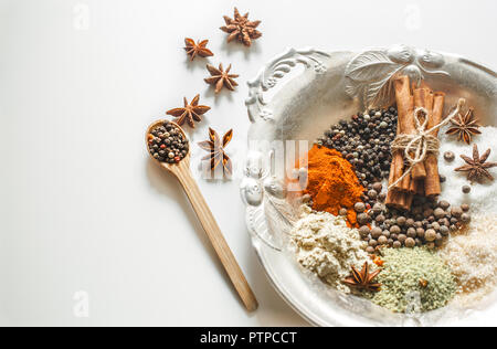 Une variété d'épices orientales sur un beau plat,isolé sur fond blanc, concept de la nourriture épicée et épices Banque D'Images
