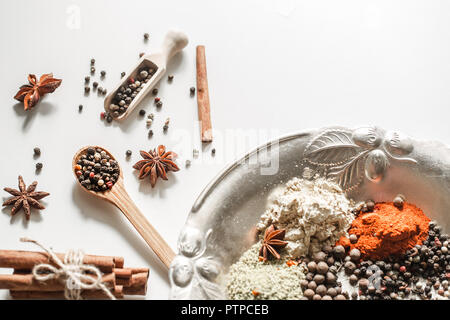 Une variété d'épices orientales sur un beau plat,isolé sur fond blanc, concept de la nourriture épicée et épices Banque D'Images