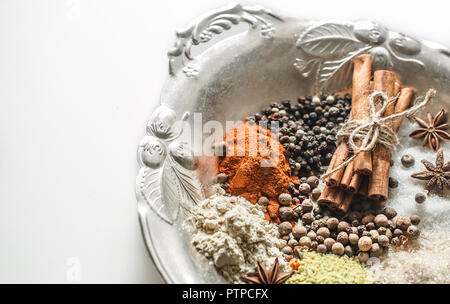 Une variété d'épices orientales sur un beau plat,isolé sur fond blanc, concept de la nourriture épicée et épices Banque D'Images