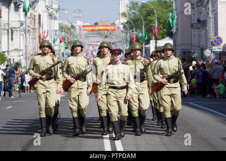 Biélorussie, Minsk. Le 9 mai 2018. Fête de la victoire.La Seconde Guerre mondiale soldats marchant dans la rue Banque D'Images