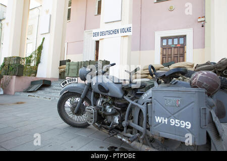 Biélorussie, Minsk. Le 9 mai 2018. Jour de la victoire. La reconstruction du Reichstag allemand prendre.moto BMW à partir de la Seconde Guerre mondiale Banque D'Images