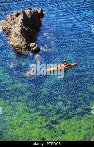 Almeria, Espagne- 22 septembre 2018 : des gens pratiquant le canoë en été sur les sirènes de corail à Cabo de Gata, Almeria, Espagne Banque D'Images