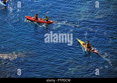 Almeria, Espagne- 22 septembre 2018 : des gens pratiquant le canoë en été sur les sirènes de corail à Cabo de Gata, Almeria, Espagne Banque D'Images