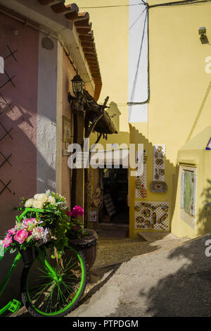 Sintra, Portugal - Circa 2018 : septembre, rue décorée dans le magnifique village de Sintra Banque D'Images