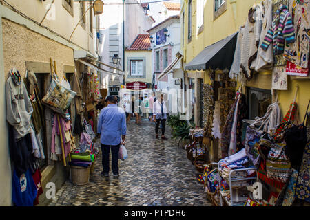 Sintra, Portugal, septembre 2018 - Circa : rue étroite dans le village de Sintra Banque D'Images