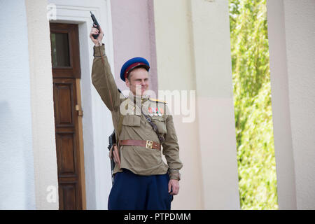 Biélorussie, Minsk. Le 9 mai 2018. Jour de la victoire. La reconstruction historique en 1945, la capture du Reichstag.un agent soviétique de la Seconde Guerre mondiale tire Banque D'Images