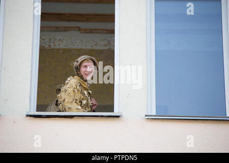 Biélorussie, Minsk. Le 9 mai 2018. Jour de la victoire. La reconstruction du Reichstag prendre.soldat en uniforme de camouflage dans un casque a l'air hors de la fenêtre Banque D'Images