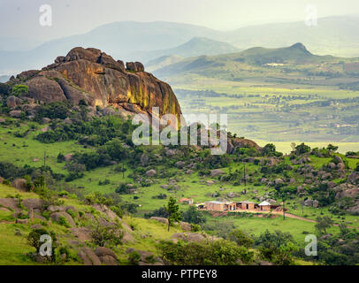 Dans la vallée d'Ezulwini Swaziland eSwatini au Swaziland, belles montagnes, arbres et rochers dans la région pittoresque de la vallée verte entre Mbabane et Manzini city Banque D'Images