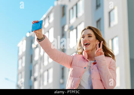 Fille prend un shot Banque D'Images