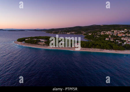 Belle photo aérienne de coucher du soleil à Sibenik Dalmatie, Croatie, Europe. Belle nature et paysage à la mer Adriatique et la côte. Belle seascape Banque D'Images