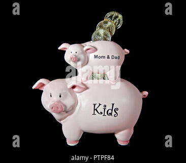 Pink piggy bank with coins sur fond noir. Banque D'Images