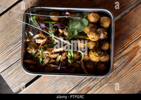 Le Falafel et le poulet sur un plateau Banque D'Images