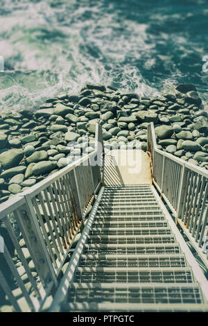 Escalier en acier jusqu'à la mer. Banque D'Images