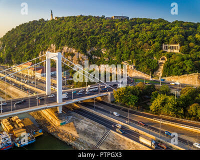 Budapest, Hongrie - pont Elisabeth (Erzsebet Hid) tôt le matin sur une vue aérienne de la colline Gellert Gellert et memorial, une statue de la Liberté Banque D'Images