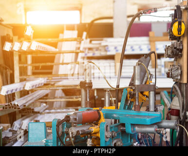 La production de fenêtres en PVC, fenêtres en PVC et de soleil, machine, machine à forer des trous dans le profil Banque D'Images