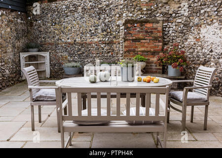 Table et chaises dans coyurtyard privé du 18ème siècle cottage Norfolk Banque D'Images