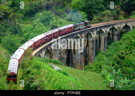 Ella Nin pont arches Sri Lanka. Train pont voûté dans Ella, Sri Lanka. Pont Neuf arches dans Ella. Paysages verts autour de train Banque D'Images