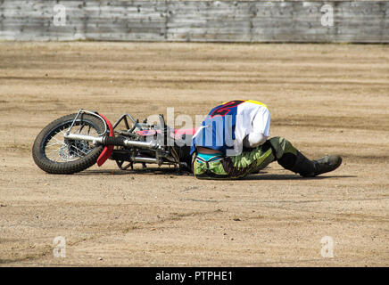 L'homme est tombé d'une moto et tient à l'abdomen, traumatisme à un accident de la circulation, jeu Banque D'Images