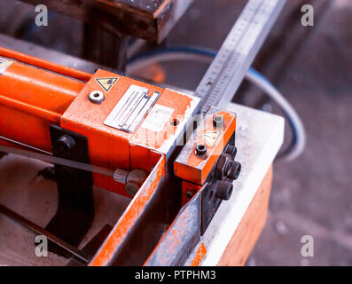 La production de fenêtres en PVC, appuyez sur pour mordre les parties inutiles, métal Banque D'Images