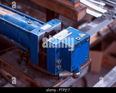 La production de fenêtres en PVC, appuyez sur pour mordre les parties inutiles, métal Banque D'Images