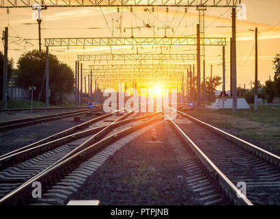 La ramification des chemins dans le contexte d'un coucher de soleil lumineux Banque D'Images