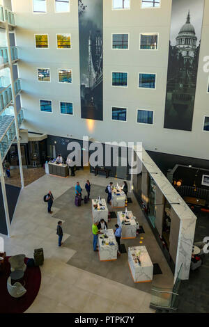 Réception à l'intérieur de l'établissement Radisson Hotel, Londres, l'aéroport de Stansted Banque D'Images