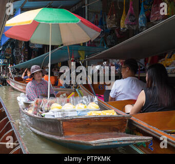 Dame vendant de la nourriture sur son bateau, AJO Tak Lak, le marché flottant de Damnoen Saduak, Thaïlande Banque D'Images