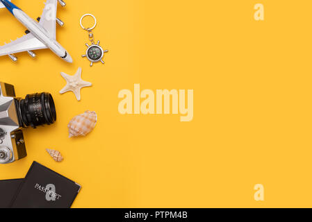 Accessoires de voyage d'été sur fond jaune. La planification de voyage top view concept Banque D'Images